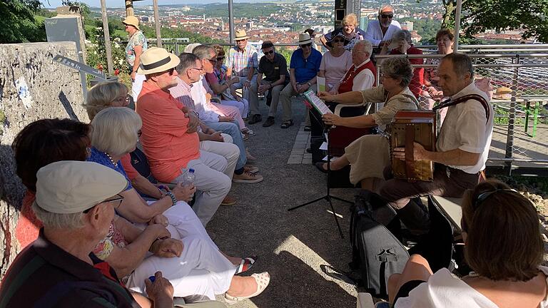 Viele Zuhörer lauschten bei 'Mozart im Weinberg' den Weisen der Spessart-Spielleut.