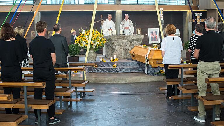 Gläubige beim Trauergottesdienst für Pfarrer Roland Breitenbach. Die Gemeinde St. Michael nannte ihn 'Auferstehungsgottesdienst'.