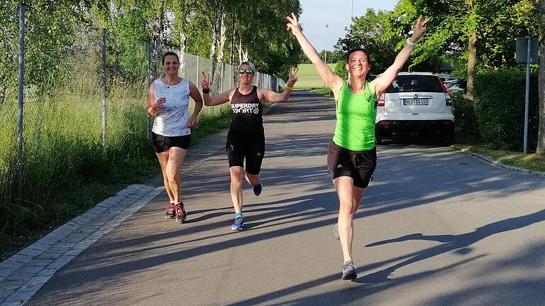 Happy nach dem Elf-Kilometer-Lauf sind die drei schnellen Frauen aus Wollbach: Nicola Kümmel, Alexandra Riedenberger und Mandy Ortloff.