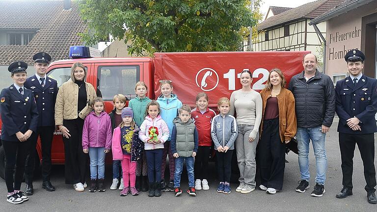 Fototermin vor dem Gerätehaus  mit (von links): Jana Gersitz, Jonas Scheurich, Lea Gersitz, Lotta Hörner, Lennard Jeßberger, Mirian Ostheimer, Hannah Weierich, Melina Müller, Anna Behl, Emil Dornbusch, Anni Dornbusch, Zoey Kühl, Hannah Michel, Eva Schweigert, Kommandant Mario Michel, Valentin Zöller.