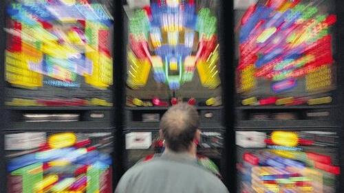 Geldspielautomaten, die sogenannten Geldspielgeräte mit Gewinnmöglichkeit, haben ein sehr großes Suchtpotenzial. Rund 80 Prozent aller Glücksspielsüchtigen kommen aus diesem Bereich. Geldspielautomaten, die sogenannten Geldspielgeräte mit Gewinnmöglichkeit, haben ein sehr großes Suchtpotenzial. Rund 80 Prozent aller Glücksspielsüchtigen kommen aus diesem Bereich.