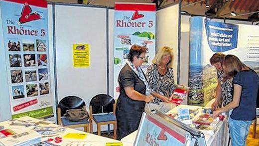 Die Rhöner 5 werben für die Rhön       -  (one)   Anlässlich der Jubiläumsveranstaltung &bdquo;20 Jahre Biosphärenreservat Rhön&ldquo; fand am 27. August in Gersfeld auch ein Markt der Rhöner Ideen statt. Dieser Markt war eine Werbeveranstaltung für die Rhön und für das Biosphärenreservat und sollte aufzeigen, wie bunt, facetten- und ideenreich die Rhön ist. Partnerbetriebe aus allen Bereichen der Rhön in Bayern, Hessen und Thüringen stellten sich und ihre Produkte vor. Mit dabei waren auch die Rhöner 5 (Bischofsheim, Fladungen, Mellrichstadt, Oberelsbach und Ostheim) mit ihren touristischen Angeboten.