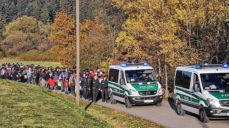 Abkommandiert an die Grenze: Würzburger Bereitschaftspolizisten eskortieren Flüchtlinge.
