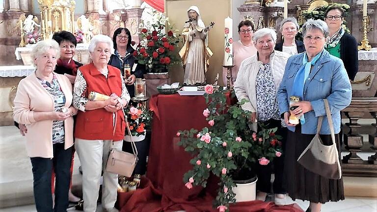 Alle Frauen, die den Gottesdienst zu Ehren der Heiligen besuchten, und die den Namen Rita tragen, versammelten sich vor der Statue ihrer Namenspatronin.