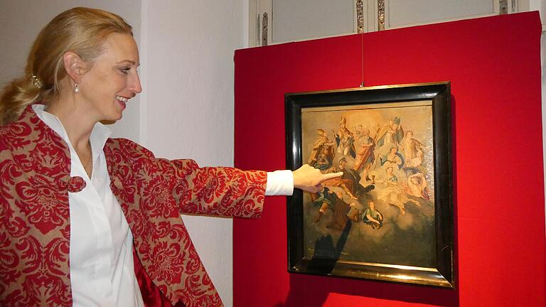 Museumschefin Carola Marie Schmidt mit einer Darstellung der vierzehn Nothelfer.