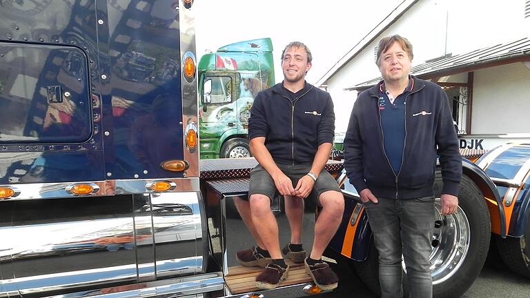 Pirmin Schweinberger (links) und Konrad Nußbaumer kommen mit ihrem chromblitzenden Ami-Truck aus Österreich nach Windshausen zum Truckertreffen. Pirmin Schweinberger (links) und Konrad Nußbaumer kommen mit ihrem chromblitzenden Ami-Truck aus Österreich nach Windshausen zum Truckertreffen.