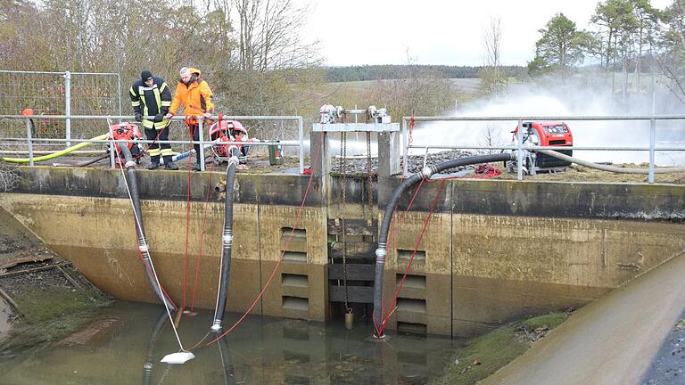 Drei Feuerwehren pumpten das Wasser aus der großen Betonwanne ab.