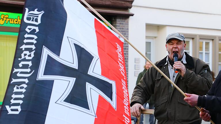 März 2023, Lichtenfels: Nach dem gewaltsamen Tod einer Frau in einem Blumenladen meldet Roger Kuchenreuther eine Kundgebung an.