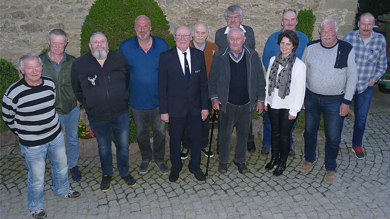 Die Geehrten bei der SRK Neuses am Berg (von links): Herbert Müller, Richard Kohlhaupt, Andreas Schimmel, Gerhard Senft, Wilhelm Köhler, Klaus Schramm, Robert Prappacher, Robert Senft, Christine Geuder, Wolfgang Paul, Günther Müller und Jürgen Paul.