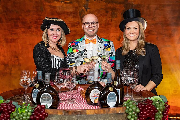 Drei Staatsminister besuchten die 'Närrische Weinprobe' im Staatlichen Hofkeller der Residenz in Würzburg: Kultusministerin Anna Stolz, Digitalminister Fabian Mehring (beide Freie Wähler) und Gesundheitsministerin Judith Gerlach (CSU). Drei Staatsminister besuchten die 'Närrische Weinprobe' im Staatlichen Hofkeller der Residenz in Würzburg: Kultusministerin Anna Stolz, Digitalminister Fabian Mehring (beide Freie Wähler) und Gesundheitsministerin Judith Gerlach (CSU).