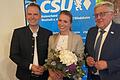 Der amtierende Landrat Helmut Weiß (rechts) gratulierte seinem Nachfolger Christian von Dobschütz und seiner Frau Sophie.