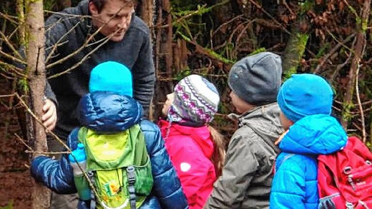 Spessartbund-Jugend auf Spurensuche: Revierleiter Sebastian Duschner mit Kindern bei einer Wanderung.