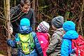Spessartbund-Jugend auf Spurensuche: Revierleiter Sebastian Duschner mit Kindern bei einer Wanderung.