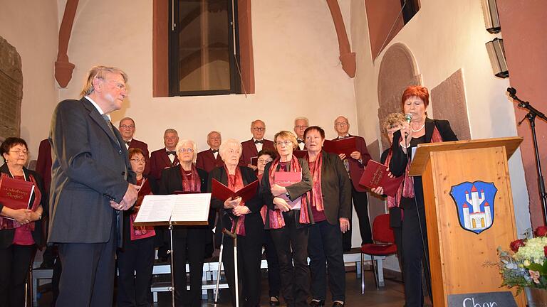 Nach dem Auftritt des Gesangvereins Liederkranz Wernfeld in der Alten Kirche verabschiedete Vorsitzende Rita Pfister (rechts) den langjährigen Dirigenten Gerhard Köhler (vorne links) nach 53 Jahren Dirigententätigkeit. Nach dem Auftritt des Gesangvereins Liederkranz Wernfeld in der Alten Kirche verabschiedete Vorsitzende Rita Pfister (rechts) den langjährigen Dirigenten Gerhard Köhler (vorne links) nach 53 Jahren Dirigententätigkeit.