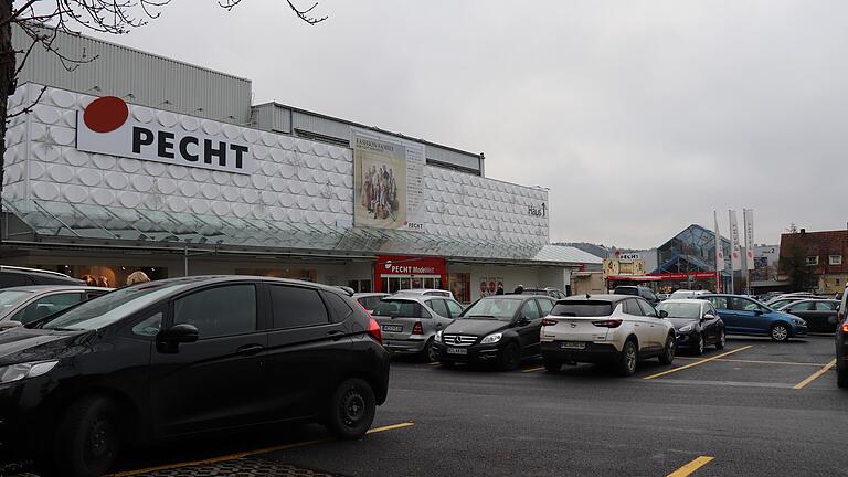 Ladendiebstahl ist auch für den Bad Neustädter Einzelhandel ein großes Thema. Der Pecht-Geschäftsführer und die Polizei Bad Neustadt stellten nun mutmaßliche Ladendiebe. Ladendiebstahl ist auch für den Bad Neustädter Einzelhandel ein großes Thema. Der Pecht-Geschäftsführer und die Polizei Bad Neustadt stellten nun mutmaßliche Ladendiebe. 