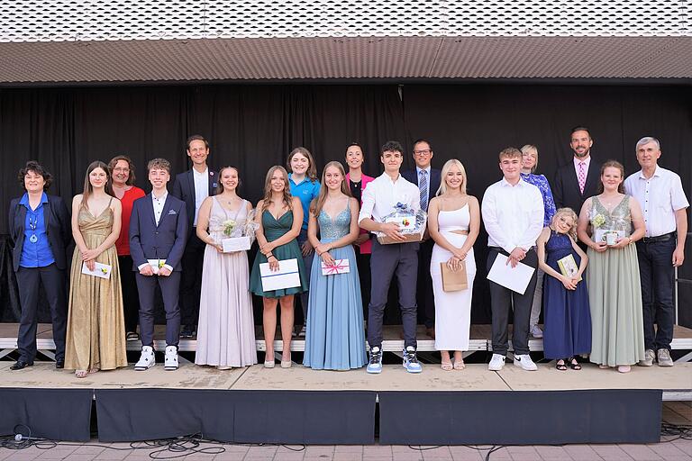 Die Prüfungsbesten mit Sponsoren sowie Schulleiterin Elisabeth Grimanelis (links), Bürgermeister Thorsten Wozniak (5.v.l.), Konrektor Stefan Greb 3.v.r.) und dem stellvertretenden Landrat Thomas Vizl (rechts). Die Prüfungsbesten mit Sponsoren sowie Schulleiterin Elisabeth Grimanelis (links), Bürgermeister Thorsten Wozniak (5.v.l.), Konrektor Stefan Greb 3.v.r.) und dem stellvertretenden Landrat Thomas Vizl (rechts).