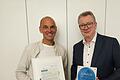Im Bild: StD Michael Wehner (Kursleiter P-Seminar 'Wirtschaft und Recht') und OStD Frank Gleichmann (Schulleiter) freuen sich über die Auszeichnung 'Junior - Premium - Schule'.