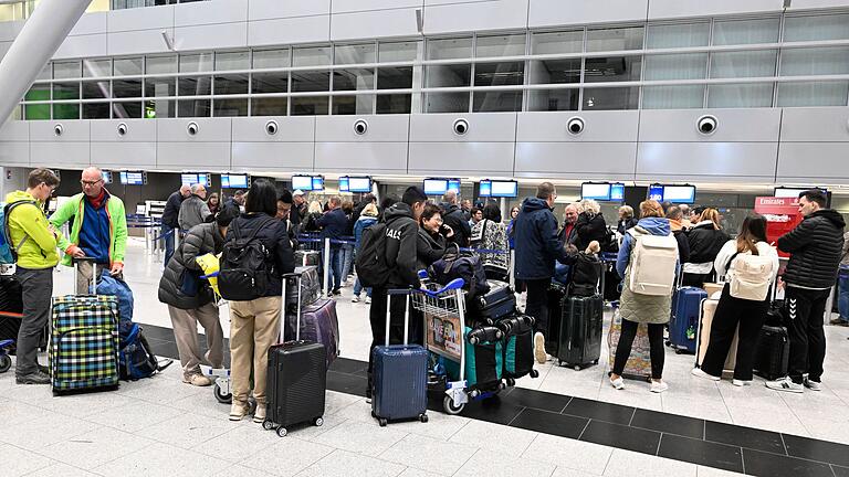 Bundesweite Technikprobleme an Flughäfen - Düsseldorf       -  Für viele Passagiere wurde die Grenzkontrolle an den deutschen Flughäfen wegen einer IT-Störung zur Nervenprobe.