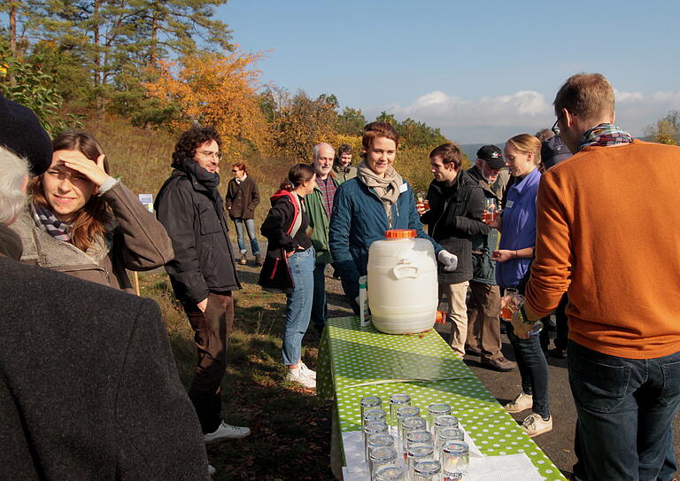 Am neuen Obstlehrpfad, der noch weiter mit Informationstafeln ausgestattet wird, gab es frischen Apfelsaft.