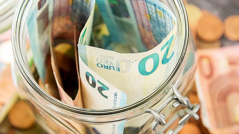 Umfrage: Girokonto wird oft zum Sparen genutzt       -  Anleger sollten bei ihrem Vermögensaufbau nicht nur auf eine Geldanlage vertrauen, sondern ihr Geld auf mehrere Kapitalanlagen verteilen.