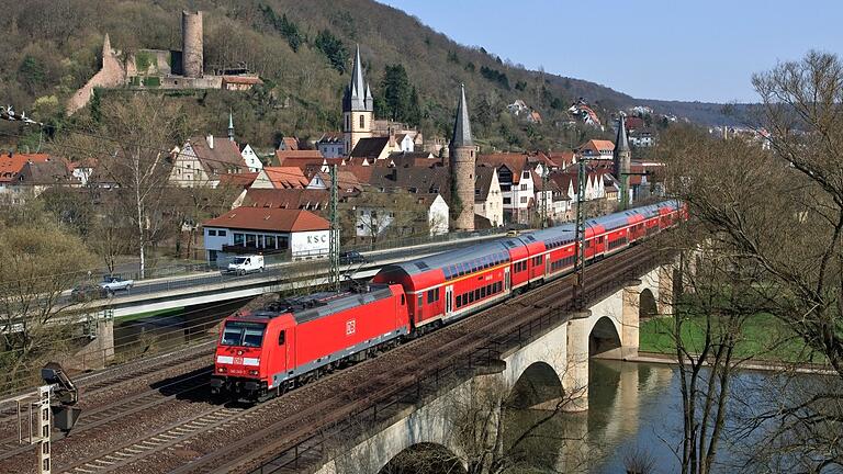 Werden die Regionalexpress-Züge zwischen Lohr nach Würzburg künftig die ICE-Strecke nutzen und damit an Gemünden (im Bild), Karlstadt und Retzbach-Zellingen vorbeifahren? Werden die Regionalexpress-Züge zwischen Lohr nach Würzburg künftig die ICE-Strecke nutzen und damit an Gemünden (im Bild), Karlstadt und Retzbach-Zellingen vorbeifahren?