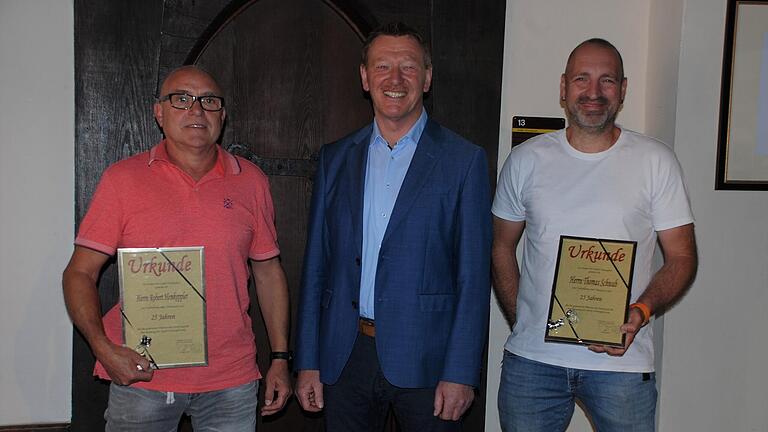 Bürgermeister Peter Juks (Mitte) gratulierte Robert Hemkeppler (lins) und Thomas Schwab (rechts) zum 25-jährigen Dienstjubiläum. Bürgermeister Peter Juks (Mitte) gratulierte Robert Hemkeppler (lins) und Thomas Schwab (rechts) zum 25-jährigen Dienstjubiläum.