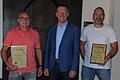 Bürgermeister Peter Juks (Mitte) gratulierte Robert Hemkeppler (lins) und Thomas Schwab (rechts) zum 25-jährigen Dienstjubiläum.