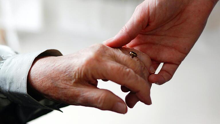 Die helfende Hand: Wer Pflegebedürftige außerhalb der eigenen Verwandtschaft unterstützt, kann einen Entlastungsbetrag von 125 Euro erhalten. (Symbolbild) Die helfende Hand: Wer Pflegebedürftige außerhalb der eigenen Verwandtschaft unterstützt, kann einen Entlastungsbetrag von 125 Euro erhalten. (Symbolbild)