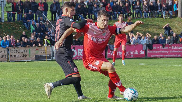 Ben Müller (rechts), der Kapitän des TSV Aubstadt, setzt sich in dieser Szene gegen Ivan Franjic von den Würzburger Kickers durch. Ben Müller (rechts), der Kapitän des TSV Aubstadt, setzt sich in dieser Szene gegen Ivan Franjic von den Würzburger Kickers durch.