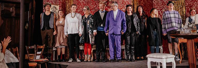 Applaus für die neue Fellener Theatergruppe (von links): Christoph Althaus, Kathi Maienschein, Achim Albert, Meggi Stürmer, Kilian Fischer, Michael Weis, Silvia Fischer, Marion Gerhard, Sabine Lohe, Christian Räth und Caro Pechmann.