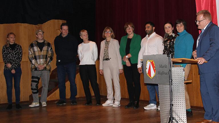 Das Engagement einer Gruppe von Bürgerinnen und Bürgern, die sich in Poppenlauer um Asylanten kümmern, lobte Bürgermeister Matthias Klement beim Neujahrsempfang und überreichte Geschenke.       -  Das Engagement einer Gruppe von Bürgerinnen und Bürgern, die sich in Poppenlauer um Asylanten kümmern, lobte Bürgermeister Matthias Klement beim Neujahrsempfang und überreichte Geschenke.