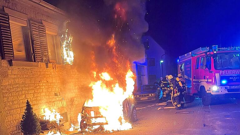 Die Flammen waren nach der Brandstiftung in Kitzingen auch auf das Wohnhaus des Geschädigten übergegangen. Die Flammen waren nach der Brandstiftung in Kitzingen auch auf das Wohnhaus des Geschädigten übergegangen.