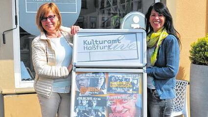 Mit einer besonderen &bdquo;Freiluft &ndash; Veranstaltungsreihe&ldquo; verabschiedet sich das Kulturamt Haßfurt in die Sommerpause. Unser Bild zeigt (von links) die Leiterin des Kulturamts Haßfurt, Petra Lettang und ihre Mitarbeiterin Petra Zirkler.