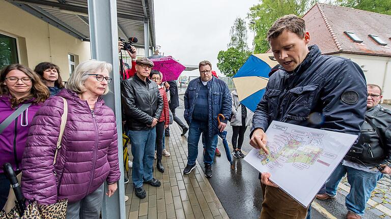 Blick hinter die Kulissen: Der Leiter der Anker-Einrichtung, Alexander Warkotsch, stellt beim Infotag interessierten Bürgern die neue Einrichtung in den Conn Barracks vor.