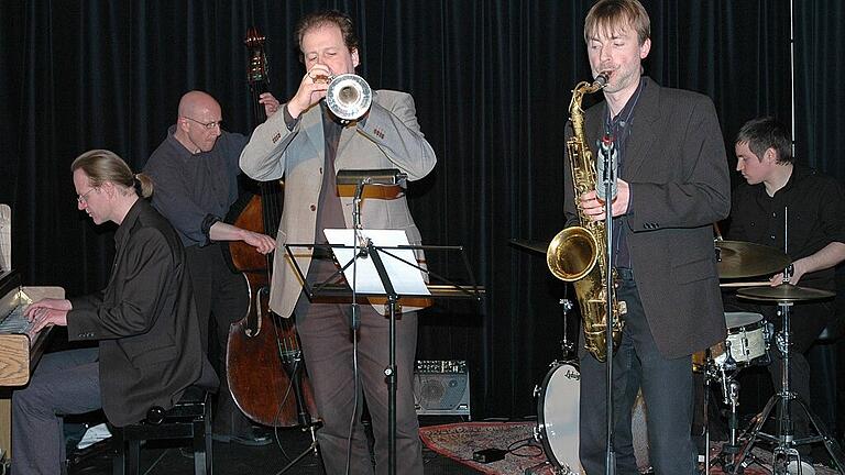 Das Trio Bernhard Pichl (Klavier), Rudi Engel (Bass) und Florian Kettler (Schlagzeug) sowie die Gastkünstler, Trompeter Sebastian Strempel und Saxophonist Hubert Winter, präsentieren am 27. Oktober Geschichte und Musik des legendären Plattenlabels &bdquo;Blue Note&ldquo;.