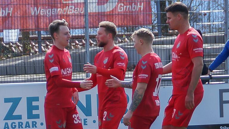 Gratulationscour für Joshua Endres (links), den Torschützen zum 1:0 für den TSV Aubstadt im Spiel gegen den SV Heimstetten. Gratulationscour für Joshua Endres (links), den Torschützen zum 1:0 für den TSV Aubstadt im Spiel gegen den SV Heimstetten.