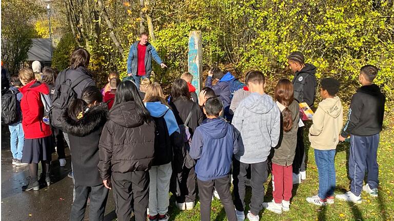 Am internationalen Tag der Kinderrechte, empfing die Klasse DKS 5/7 der Mönchberg Grund- und Mittelschule Würzburg eine 6. Klasse der Mittelschule Heuchelhof.