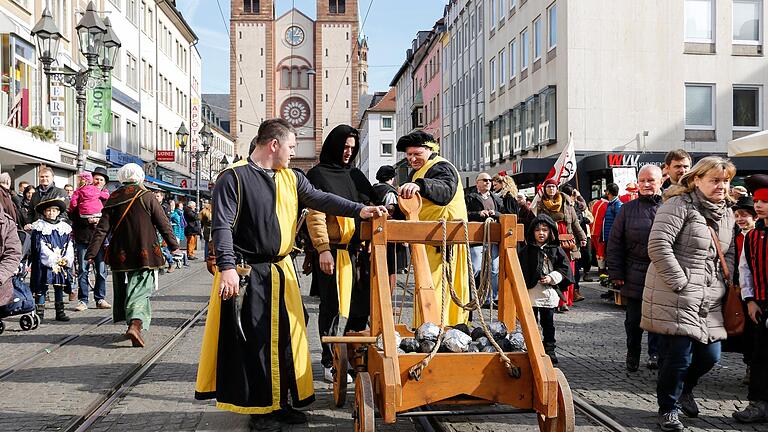 Durch den Kindermaskenzug, den 'Großen Faschingszug' in Würzburg und den Faschingsumzug in Heidingsfeld kann es zu Verkehrsbehinderungen kommen.