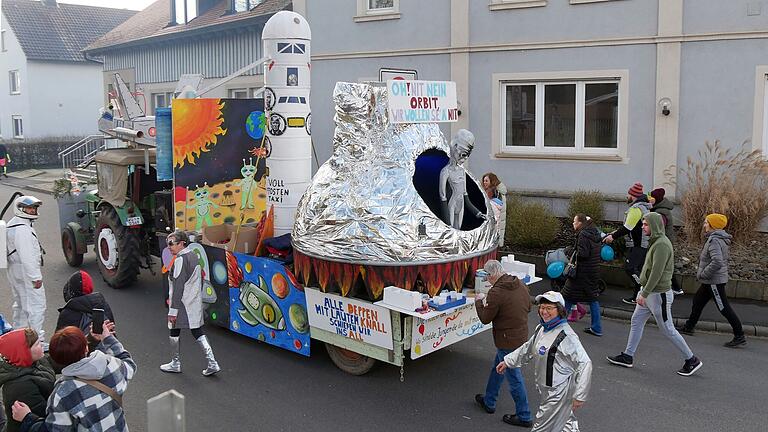 Mit einem Vollpfosten-Taxi und einem Raumschiff schossen „Die 60ger“ auf ihrem Mottowagen Diktatoren und Außerirdische in den Orbit.