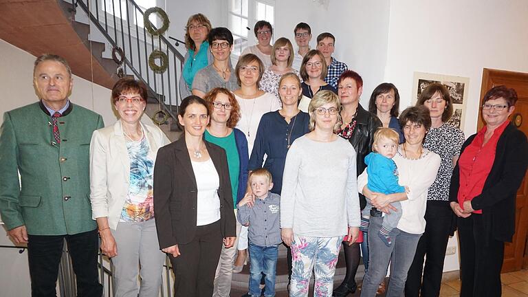 Die Abschlussprüfung zur Hauswirtschafterin haben alle Teilnehmerinnen bestanden. Das Bild zeigt sie mit Klaus Klingert (links), Schulleiterin Doris Hartan-Khan (2.v.l.) und Ester Schroth (3.v.l.). Foto: Marion Eckert - Die Abschlussprüfung zur Hauswirtschafterin haben alle Teilnehmerinnen bestanden. Das Bild zeigt sie mit Klaus Klingert (links), Schulleiterin Doris Hartan-Khan (2.v.l.) und Ester Schroth (3.v.l.). Foto: Marion Eckert Die Abschlussprüfung zur Hauswirtschafterin haben alle Teilnehmerinnen bestanden. Das Bild zeigt sie mit Klaus Klingert (links), Schulleiterin Doris Hartan-Khan (2.v.l.) und Ester Schroth (3.v.l.). Foto: Marion Eckert - Die Abschlussprüfung zur Hauswirtschafterin haben alle Teilnehmerinnen bestanden. Das Bild zeigt sie mit Klaus Klingert (links), Schulleiterin Doris Hartan-Khan (2.v.l.) und Ester Schroth (3.v.l.). Foto: Marion Eckert