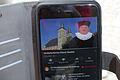 Wenn man auf seiner Geo-Caching-Tour durch die Gerolzhöfer Altstadt die versteckten Aufkleber mit den QR-Codes entdeckt und die Codes mit einer App eingelesen hat, dann öffnen sich auf dem Handy kleine Videos, in denen Schauspieler des Wandeltheaters Tipps für die nächste Station geben und jeweils ein Rätsel für einen Zahlencode stellen. Bei einer der Stationen ist Bernd Beck als &bdquo;Pfarrer Stauber&ldquo; zu sehen.