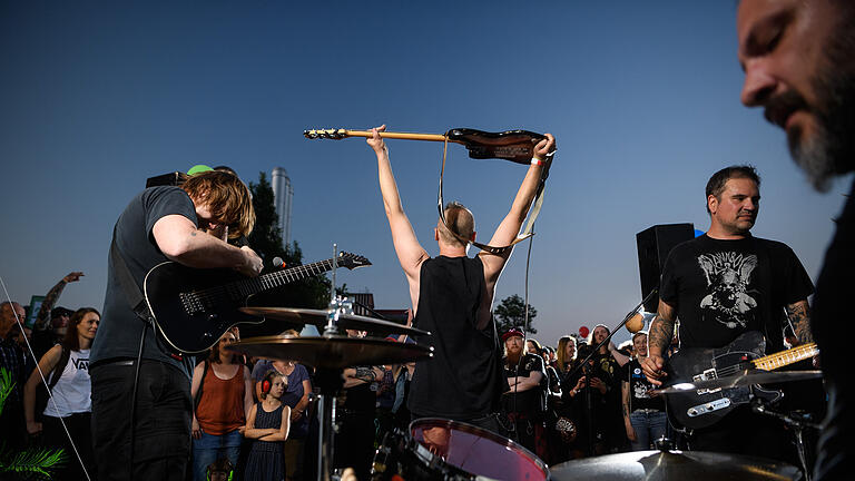 Daniel Peter       -  Blacksmoker treten am Freitag (21.06.19) auf der Palettenbühne des Liveclub Immerhin beim Umsonst &amp; Draussen Festival auf den Mainwiesen in Würzburg auf. Nach dem stürmischen Auftakt am Donnerstag scheintam Freitag durchwegs die Sonne, zahlreiche Besucher drängen sich auf dem Festivalgelände.