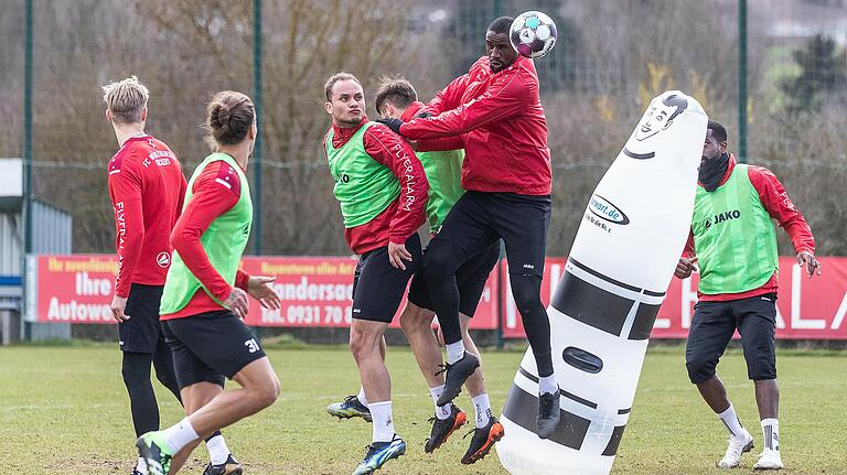 Beim Training am Donnerstagnachmittag in Randersacker standen für die Kickers Standardsituationen auf dem Programm.