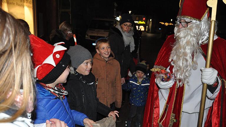 Der Nikolaus verteilt beim Glühweinabend (Archivbild) in Hofheim wieder Geschenke an brave Kinder.