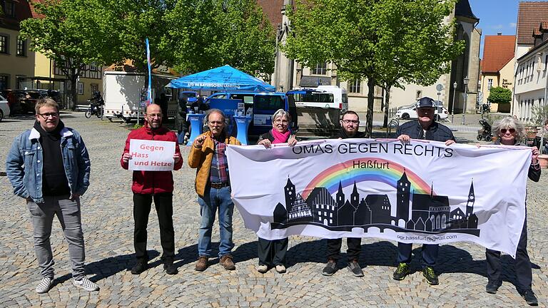 Vor dem AfD-Stand auf dem Haßfurter Marktplatz positionierten sich am Dienstag Aktive der Gruppe 'Omas gegen Rechts'. Auch weitere Unterstützer gesellten sich dazu.