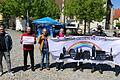 Vor dem AfD-Stand auf dem Haßfurter Marktplatz positionierten sich am Dienstag Aktive der Gruppe 'Omas gegen Rechts'. Auch weitere Unterstützer gesellten sich dazu.