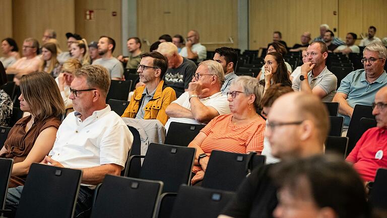 Rund 130 Interessierte waren am Donnerstagabend in die Bad Neustädter Stadthalle gekommen. Rund 130 Interessierte waren am Donnerstagabend in die Bad Neustädter Stadthalle gekommen. 