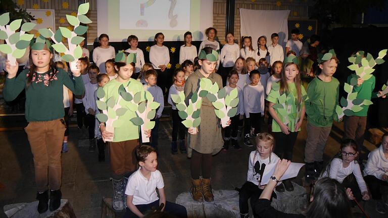 Was soll nur aus dem träumenden kleinen Bäumchen werden? Manchmal fehlt selbst dem Wald der Durchblick, wie beim Weihnachtsmusical der Grundschule Dittelbrunn.