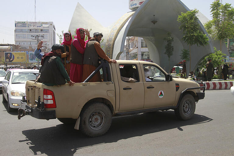 Taliban-Kämpfer sitzen auf der Ladefläche eins Pick-ups. Die militant-islamistischen Taliban setzen ihren Vormarsch in Afghanistan fort und rücken dabei immer näher an die Hauptstadt Kabul heran. Am Samstagmorgen habe es Gefechte um Maidan Schar gegeben, Hauptstadt der rund 35 Kilometer von Kabul gelegenen Provinz Maidan Wardak, sagte die Abgeordnete Akbari der Deutschen Presse-Agentur.