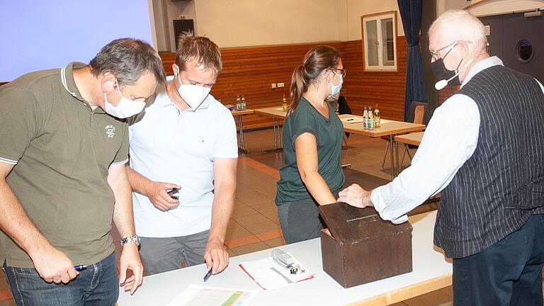 Unter den Augen der drei Marktbreiter Bürgermeister Sven Biebelriether, Florian Wallochny und Harald Kopp (von links) zieht Rätin Christine Müller aus 13 Losen den neuen Besitzer für ein Baugrundstück in Gnodstadt.